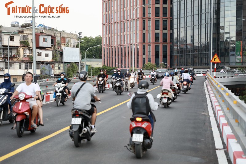 Ha Noi: Can canh giao thong tai cau vuot chu C vao gio cao diem-Hinh-6