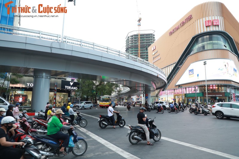 Ha Noi: Can canh giao thong tai cau vuot chu C vao gio cao diem-Hinh-7