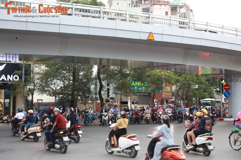 Ha Noi: Can canh giao thong tai cau vuot chu C vao gio cao diem-Hinh-8