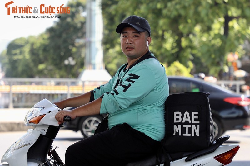 Ha Noi: Shipper, xe om chat vat muu sinh duoi nang nong ky luc-Hinh-3