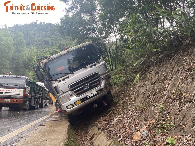 Xe dau keo lat nghieng ben vach nui tren quoc lo 12C-Hinh-2