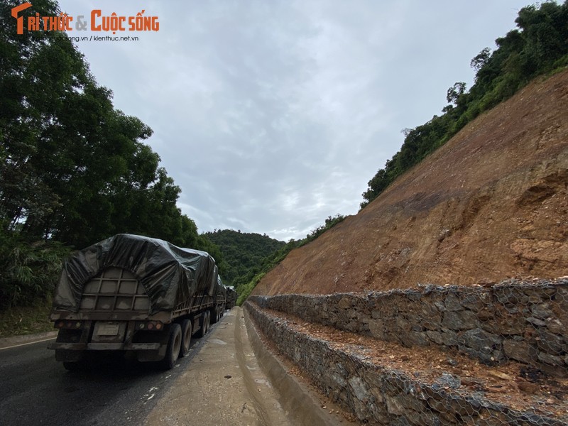 Xe dau keo lat nghieng ben vach nui tren quoc lo 12C-Hinh-5