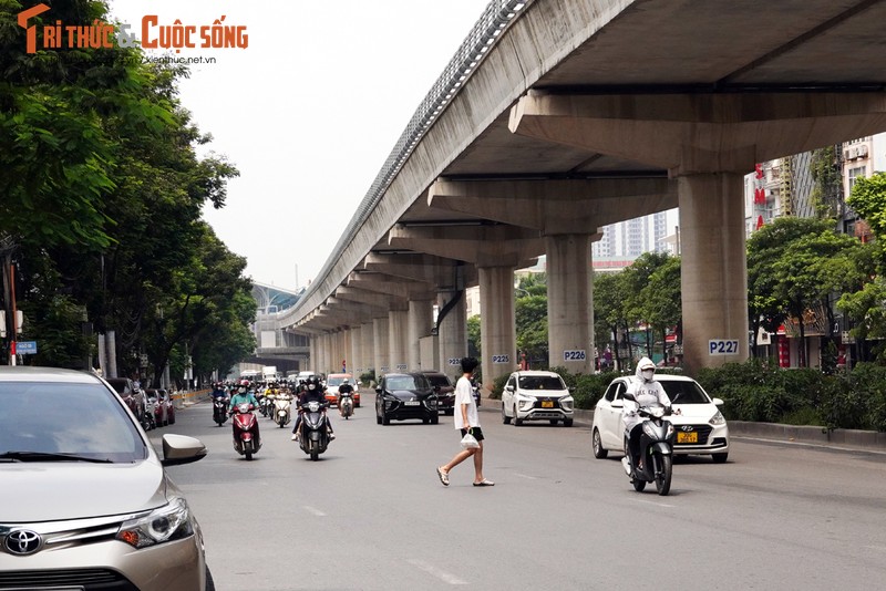 Ha Noi: Vo tu sang duong, nguoi dan nhu “dua gion voi tu than“-Hinh-12