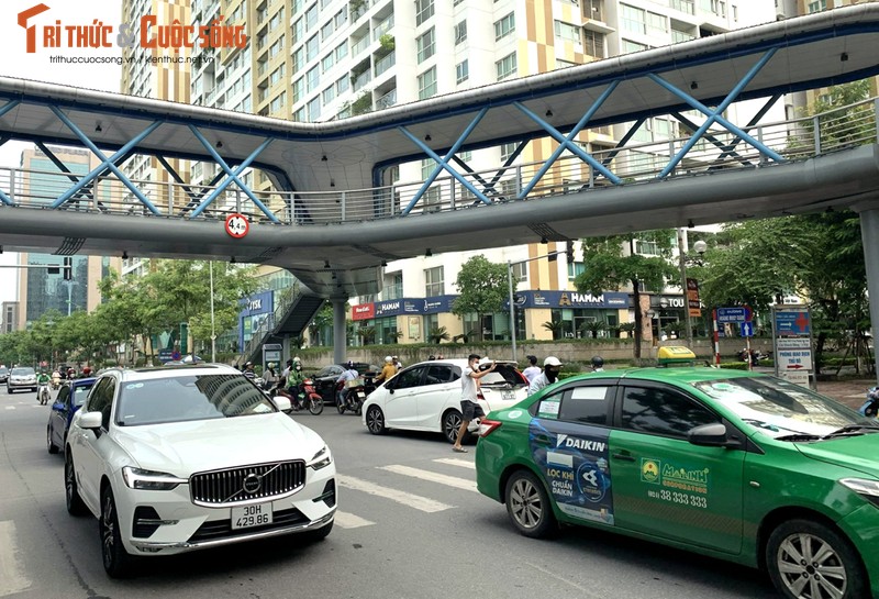 Ha Noi: Vo tu sang duong, nguoi dan nhu “dua gion voi tu than“-Hinh-3