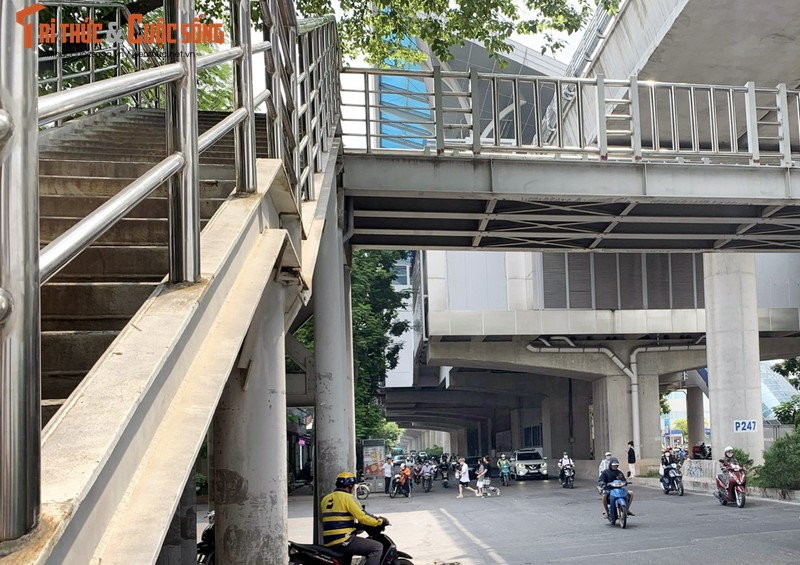 Ha Noi: Vo tu sang duong, nguoi dan nhu “dua gion voi tu than“-Hinh-5