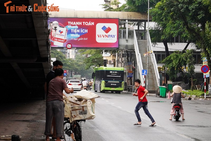 Ha Noi: Vo tu sang duong, nguoi dan nhu “dua gion voi tu than“-Hinh-6