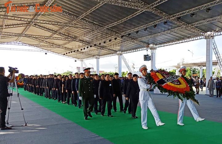 Ninh Binh: Nguoi dan xep hang dai vieng Chu tich nuoc Tran Dai Quang-Hinh-3