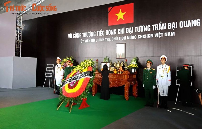 Ninh Binh: Nguoi dan xep hang dai vieng Chu tich nuoc Tran Dai Quang