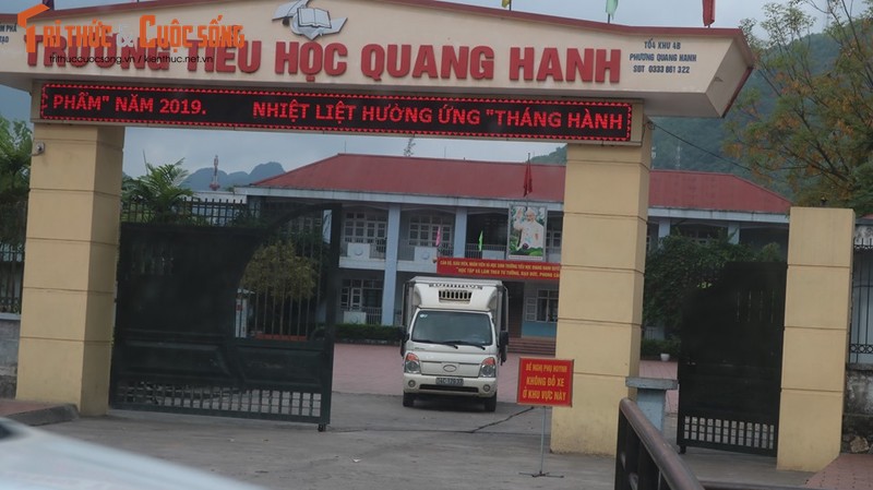 Nghi van cong ty Hai Huong tuon rau “ban” vao truong hoc: Mua mot noi, lay hang mot neo