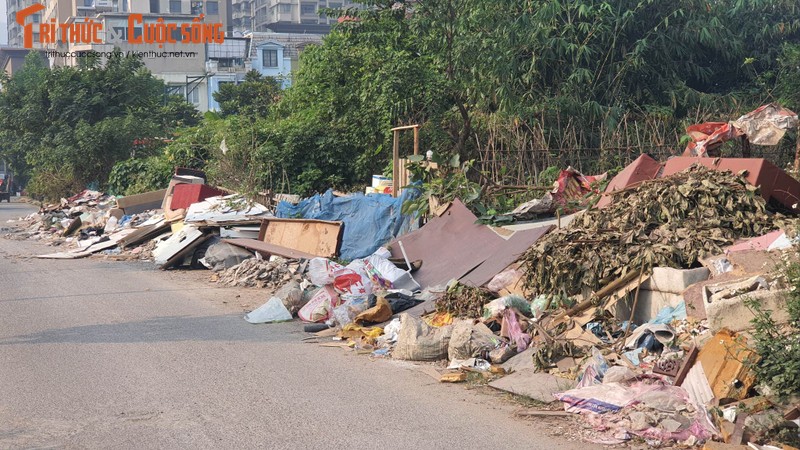 Ha Noi: Rac thai, bui bua vay Khu tap the dai VOV Me Tri-Hinh-8