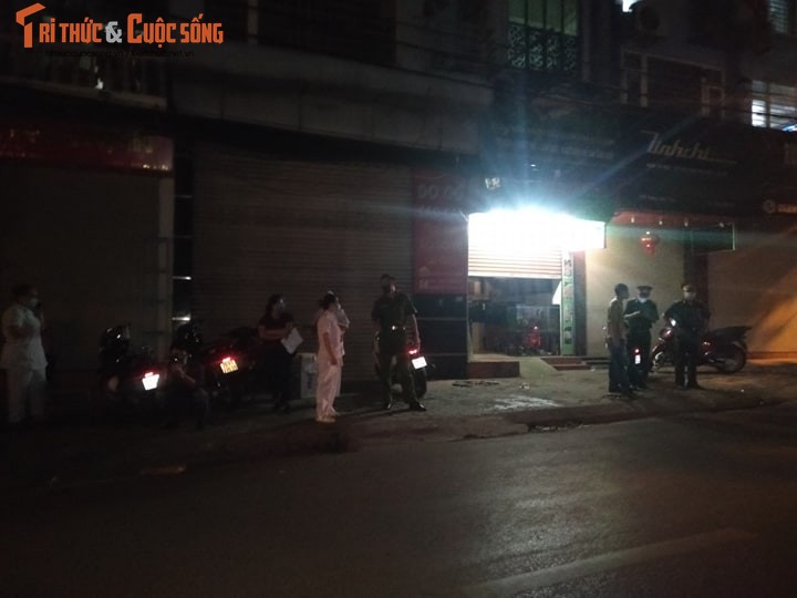 Ha Noi: Phong toa 2 ngo duong Hoang Hoa Tham co nguoi nghi nhiem COVID -19-Hinh-4