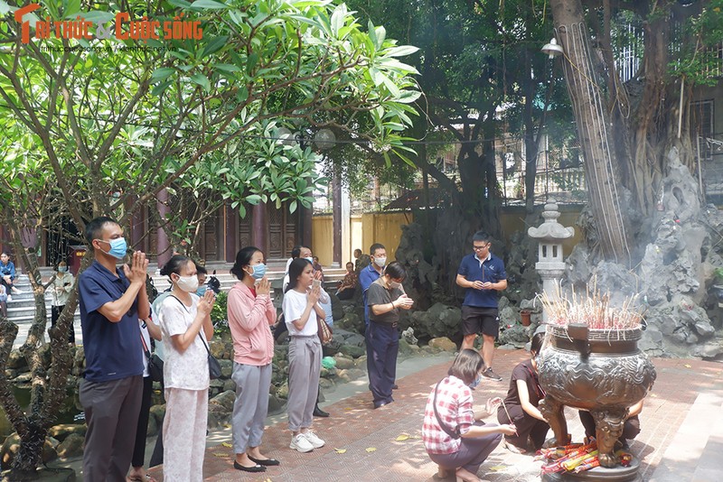 Nguoi dan khong deo khau trang, bat chap dich COVID-19 tai chua Phuc Khanh-Hinh-5