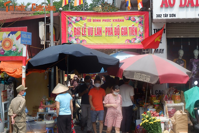 Nguoi dan khong deo khau trang, bat chap dich COVID-19 tai chua Phuc Khanh