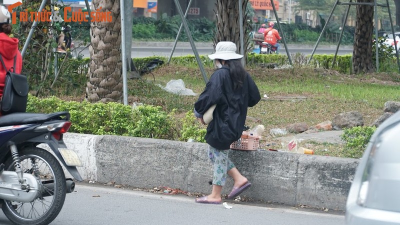 “Doi lot” hang rong, “biet doi” an xin nhi cheo keo khach o Ha Noi-Hinh-6