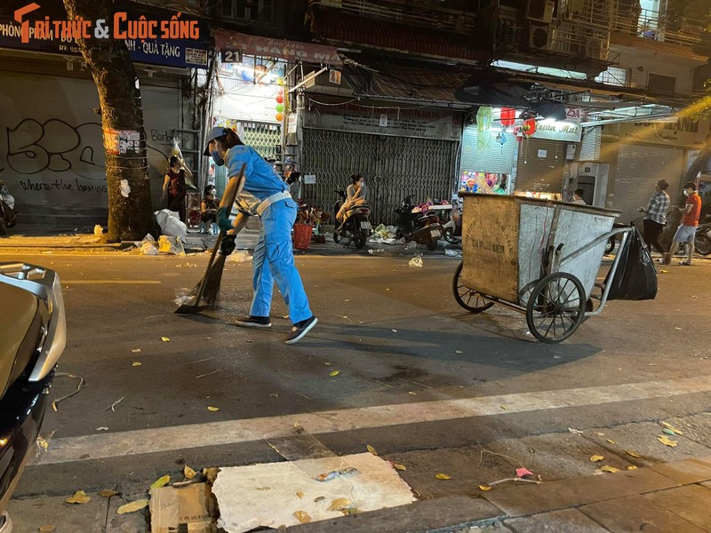 Ha Noi: Dan vuot rao vao pho Hang Ma chup anh, mua do Trung thu-Hinh-11