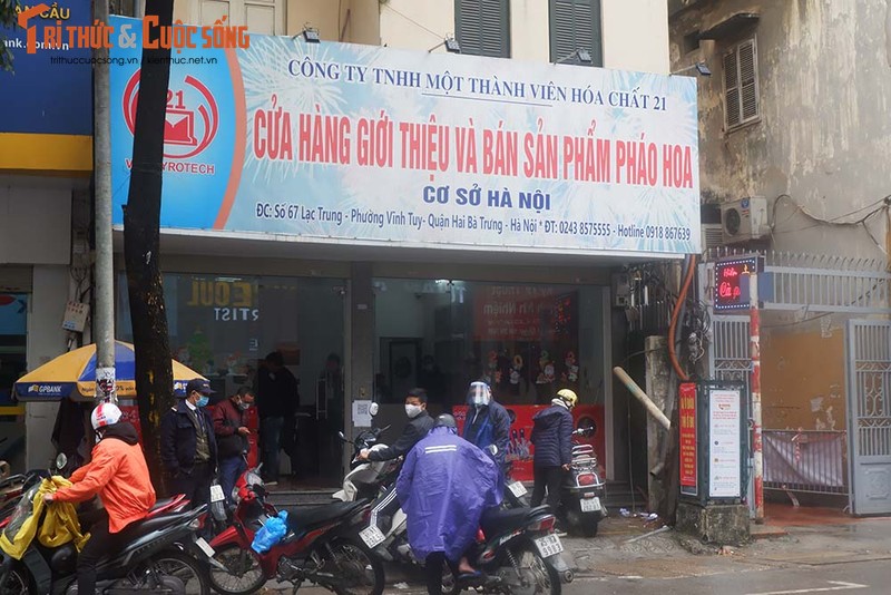 Canh tuong bat ngo tai cac quay ban phao hoa Tet o Ha Noi-Hinh-5