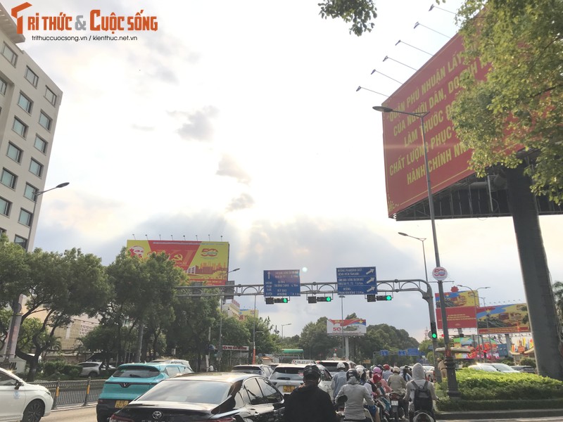 Ruc ro sac co chao mung 50 nam Ngay Giai phong mien Nam-Hinh-8