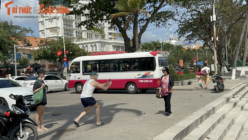 Ron rang sac xuan tren pho bien Nha Trang xinh dep-Hinh-6