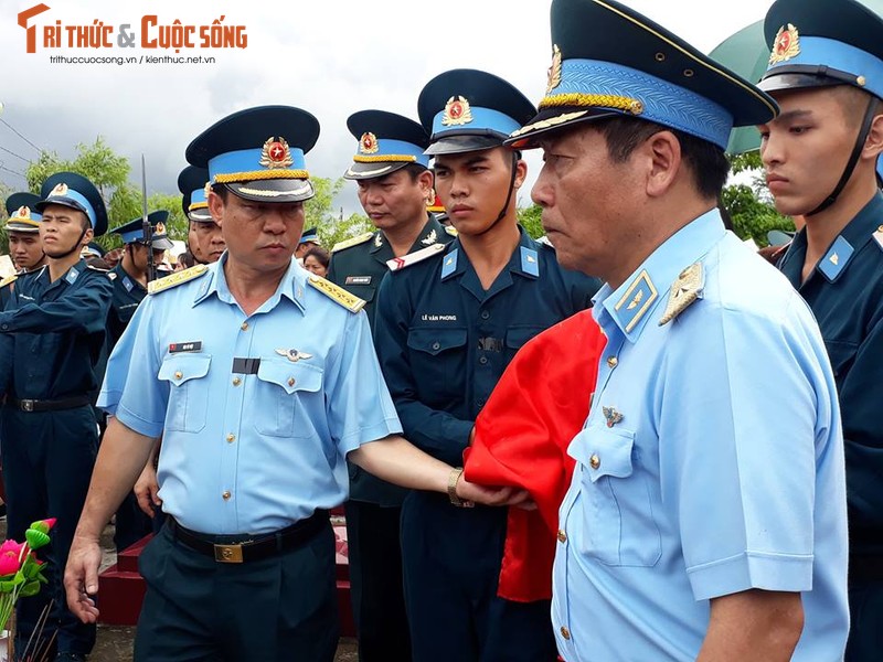 Nghen ngao tien dua hai phi cong Su-22 ve noi an nghi cuoi cung-Hinh-6