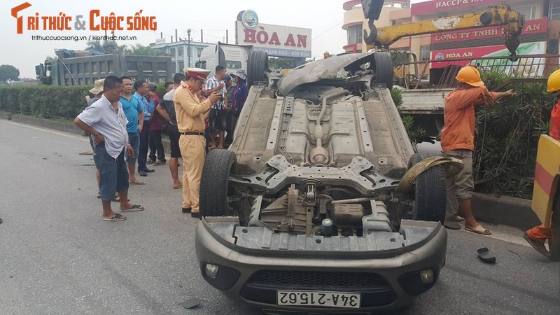 Hien truong container tong o to lat ngua, 5 nguoi thoat chet-Hinh-4