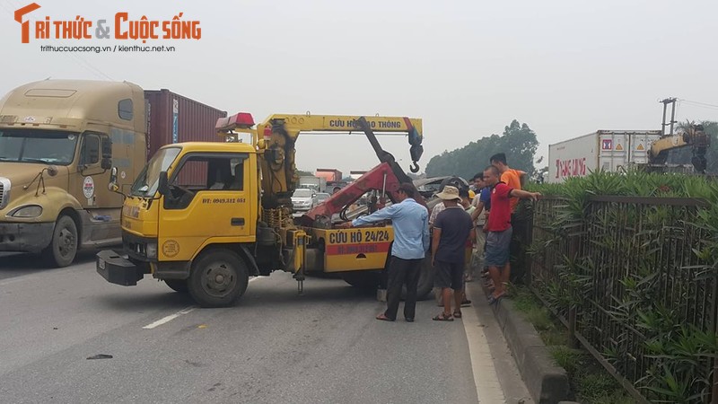 Hien truong container tong o to lat ngua, 5 nguoi thoat chet-Hinh-6