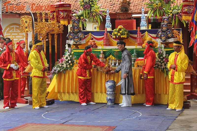 Le hoi the khong tham nhung: Van vang bong 