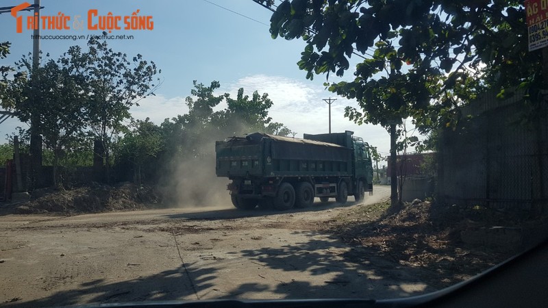 Hai Duong: Ben bai het phep, tau trong tai lon van tap nap vao boc do hang-Hinh-5