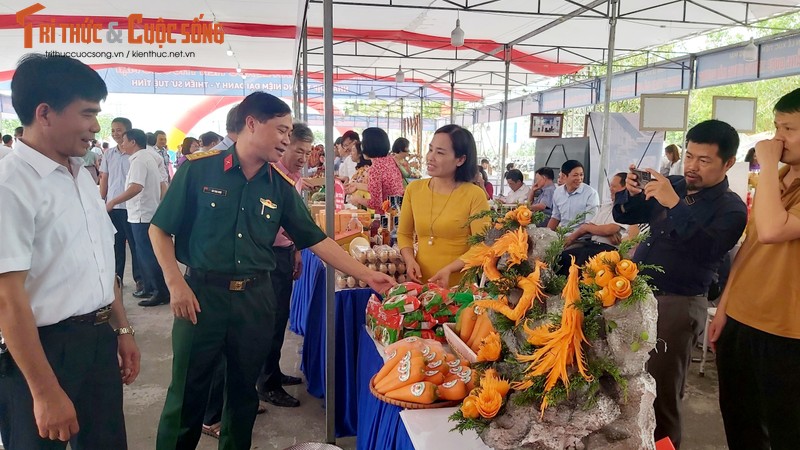 Nguoi dan duoc kham, nhan thuoc mien phi tai hoi den Bia 2024-Hinh-13