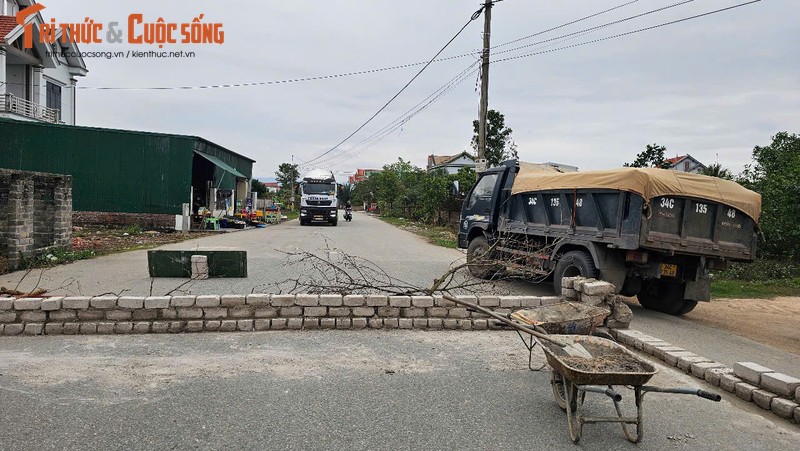 Hai Duong: Vi sao nguoi dan xay tuong gach chan long duong?-Hinh-7