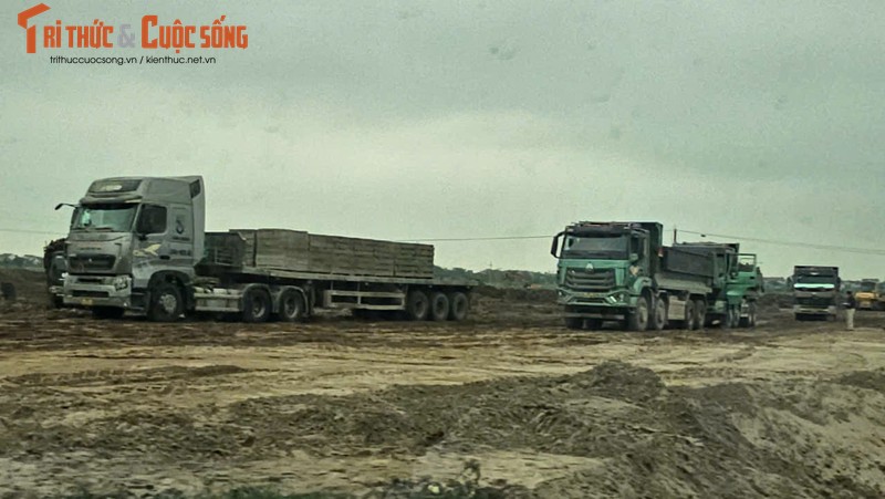Hải Dương: San lấp dự án khu dân cư, xe tải “oanh tạc” đường 392B - Hình 2 Hai Duong: San lap du an khu dan cu, xe tai “oanh tac” duong 392B-Hinh-2