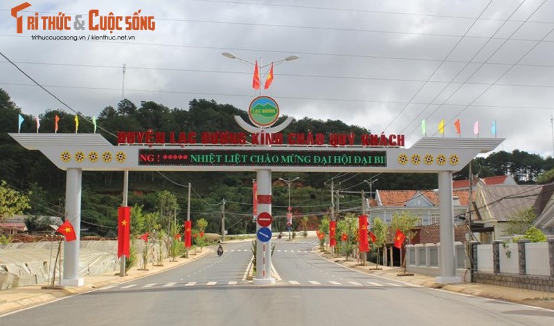 Lam Dong: Lo dien nha thau lam duong noi DT 726 vao hoi truong thon Da Nghit