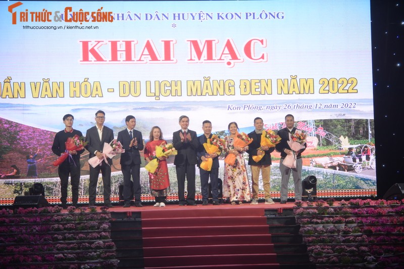 Kon Tum: Hoanh trang dem Khai mac Tuan Van hoa- Du lich Mang Den-Hinh-4