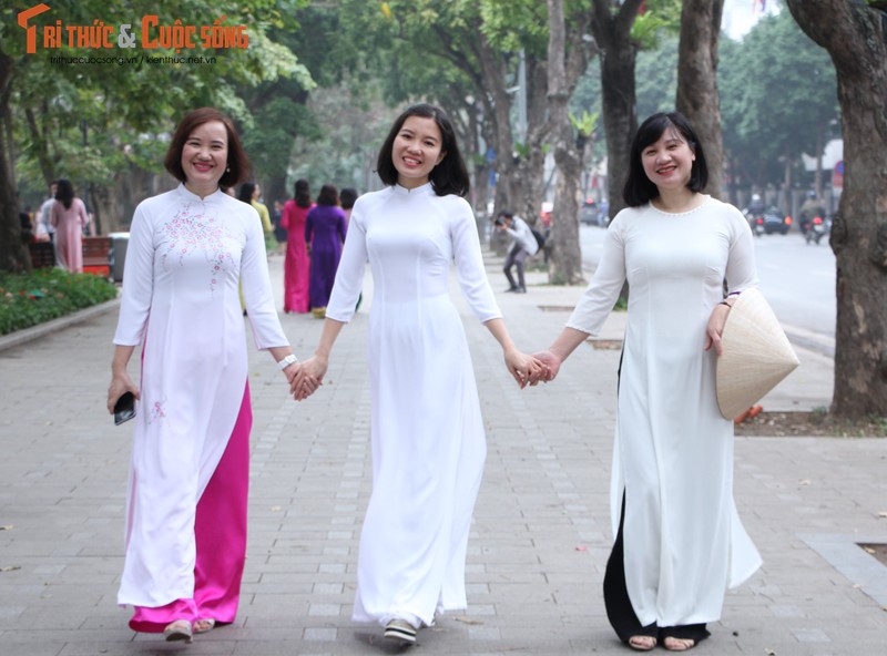 Quoc te Phu nu 8/3: Net dep nu can bo, nhan vien VUSTA trong ta ao dai-Hinh-8