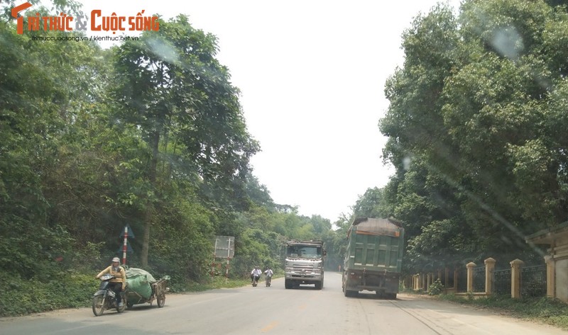 “Binh doan” xe cho qua tai tung hoanh tuyen duong phia Tay Ha Noi-Hinh-3