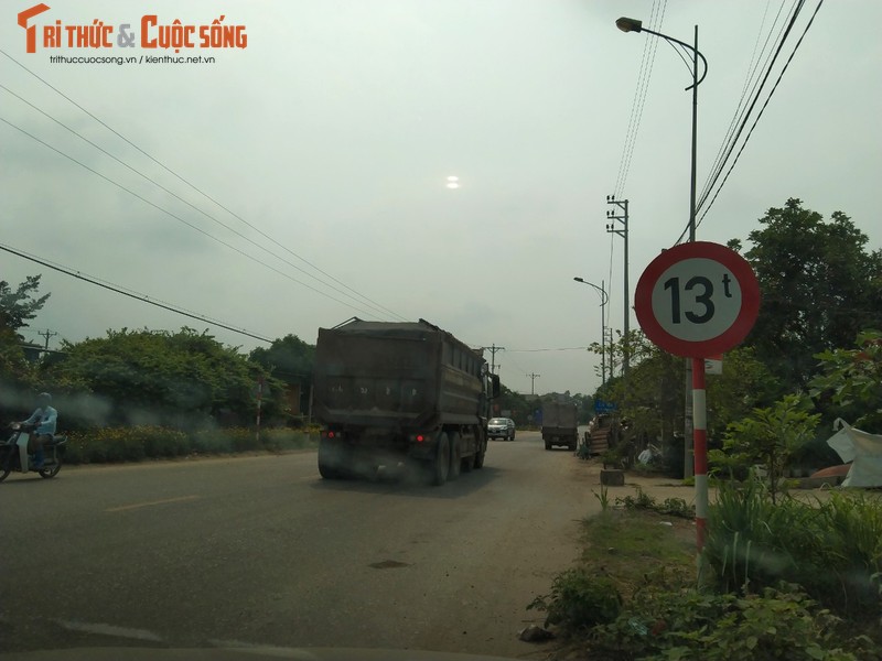 “Binh doan” xe cho qua tai tung hoanh tuyen duong phia Tay Ha Noi-Hinh-5