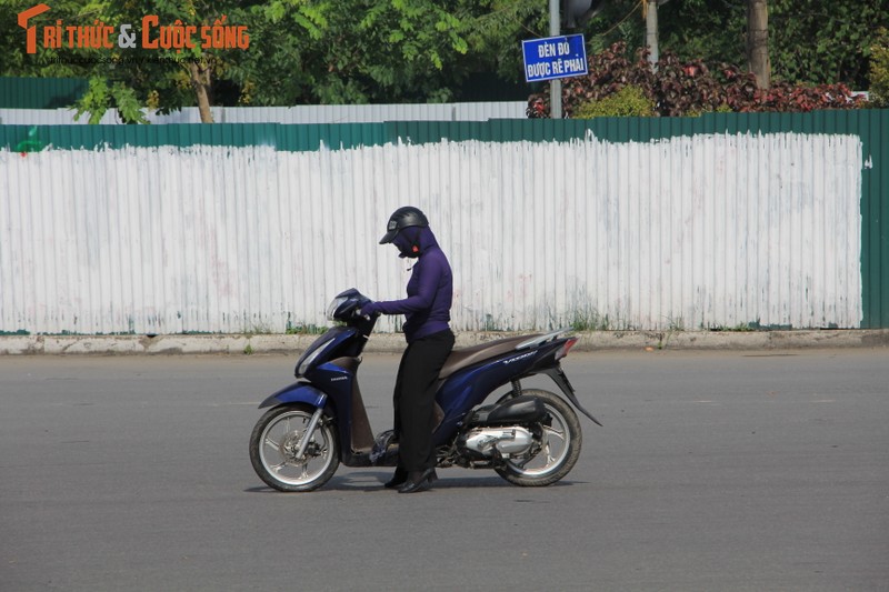 Nguoi dan Ha Noi “vat va” trong nang nong 40 do C-Hinh-6