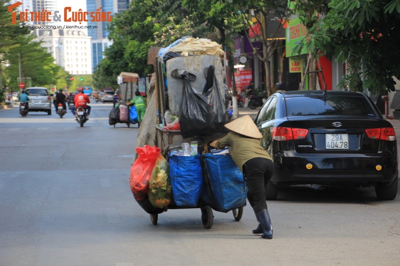 Nguoi dan Ha Noi “vat va” trong nang nong 40 do C-Hinh-9