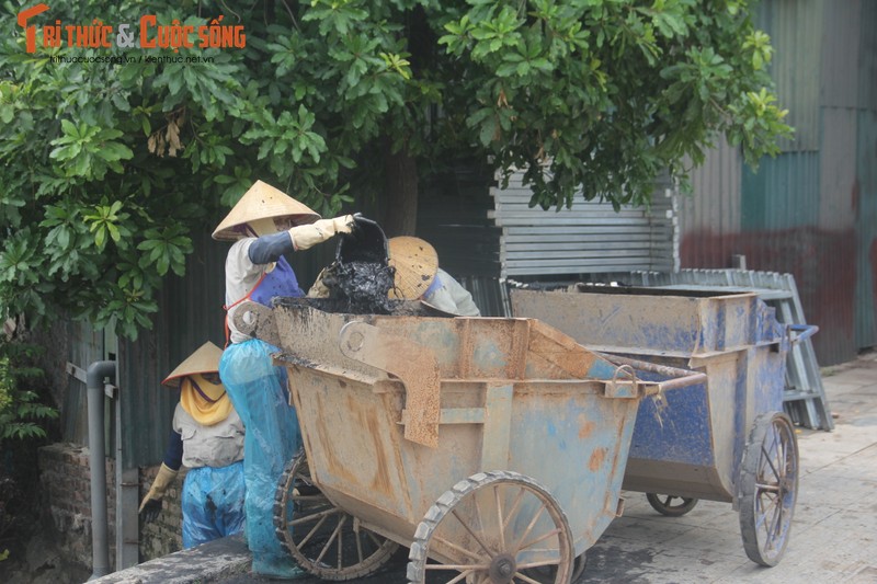 Ha Noi gian cach: Cong nhan dam minh trong cong de vot rac-Hinh-7