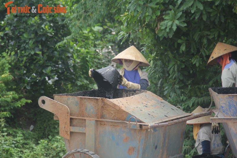 Ha Noi gian cach: Cong nhan dam minh trong cong de vot rac-Hinh-9