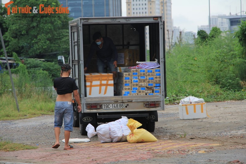 Ha Noi: Xe tai nup trong bui ram de boc xep hang hoa-Hinh-10