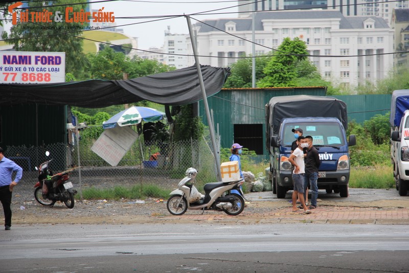 Ha Noi: Xe tai nup trong bui ram de boc xep hang hoa-Hinh-7