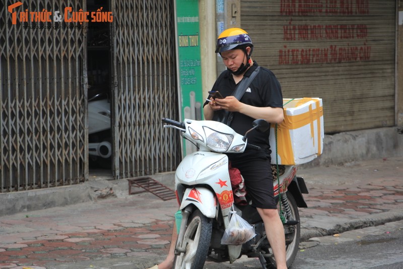 Nguoi dan Ha Noi khong deo khau trang, ra duong hong mat-Hinh-10