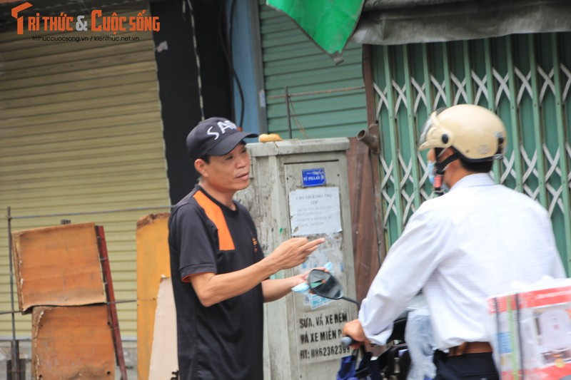 Nguoi dan Ha Noi khong deo khau trang, ra duong hong mat-Hinh-11