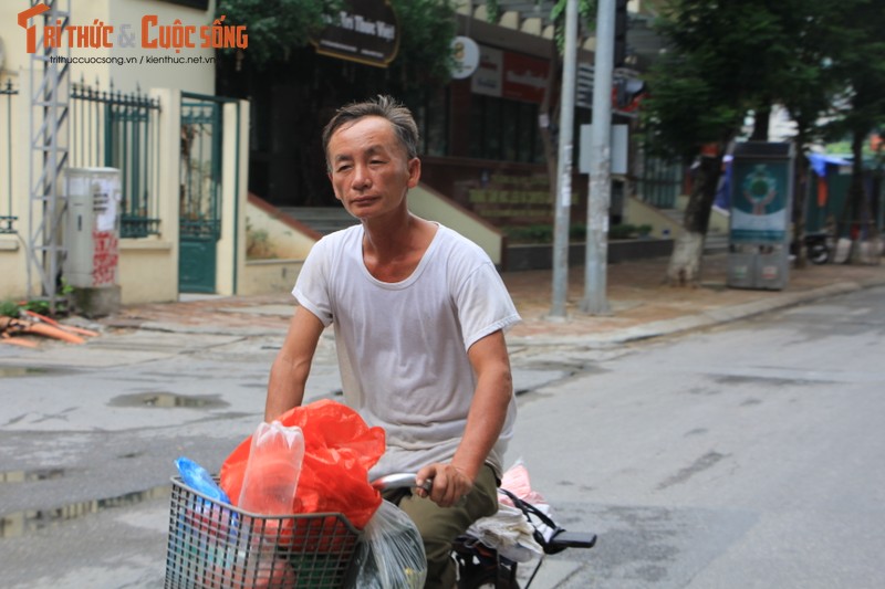 Nguoi dan Ha Noi khong deo khau trang, ra duong hong mat-Hinh-14