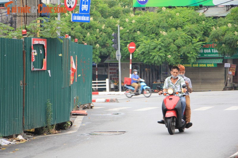 Nguoi dan Ha Noi khong deo khau trang, ra duong hong mat-Hinh-15