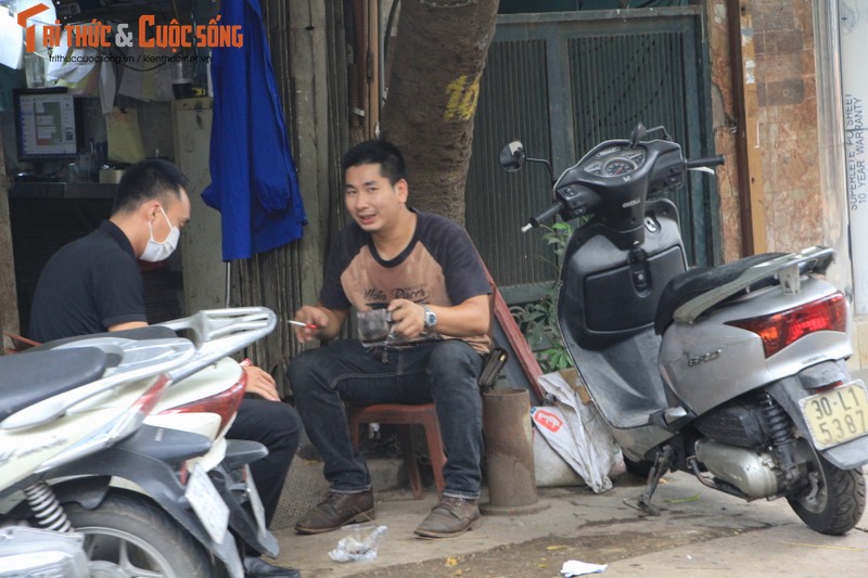 Nguoi dan Ha Noi khong deo khau trang, ra duong hong mat-Hinh-4