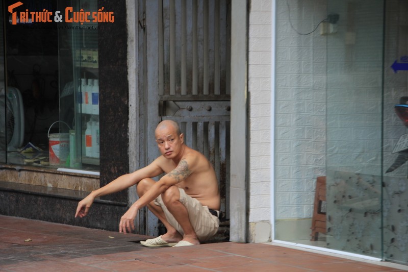 Nguoi dan Ha Noi khong deo khau trang, ra duong hong mat-Hinh-9