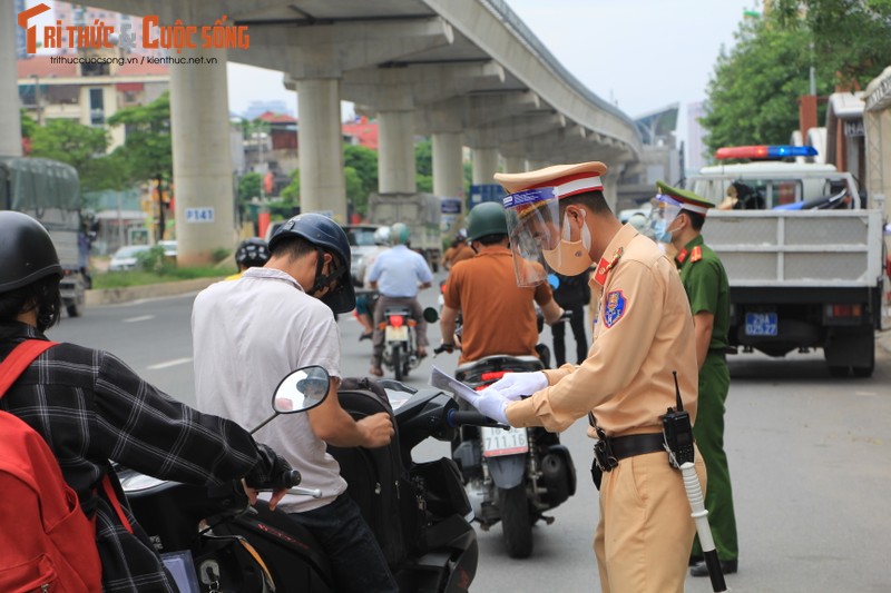 Bac Tu Liem: Chot COVID-19 phat hien nguoi dung giay QRcode khong hop le-Hinh-2