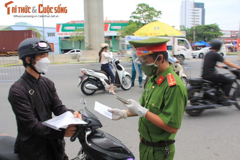 Bac Tu Liem: Chot COVID-19 phat hien nguoi dung giay QRcode khong hop le-Hinh-7