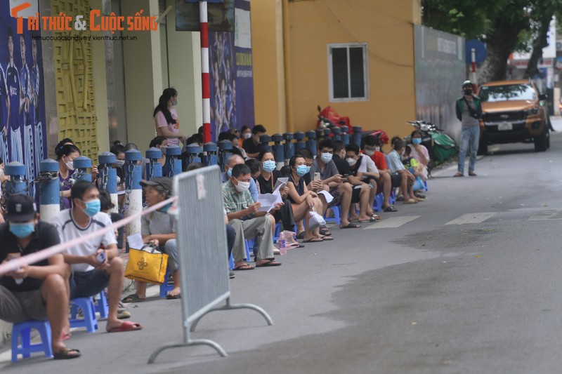 Can canh nguoi dan Ha Noi “rong ran” cho tiem vac xin-Hinh-8